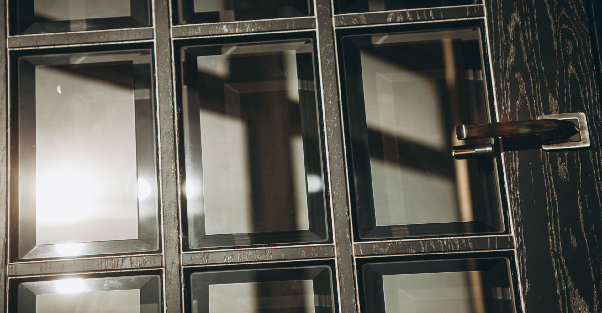 What's The Difference Between Safety Glass and Regular Glass?